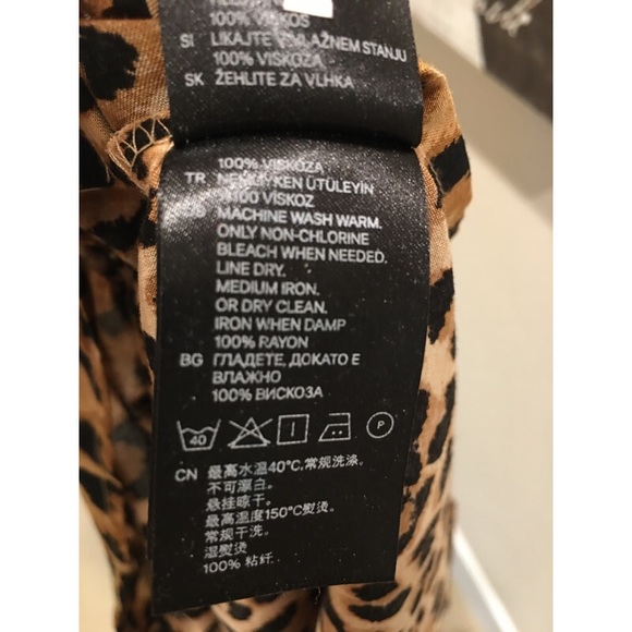 🍂🌼 Leopard print, hidden-button, collared shirt. Great Fall top! - Picture 4 of 5